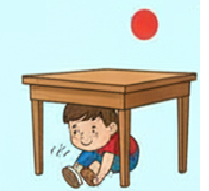 Niño protegiéndose bajo la mesa